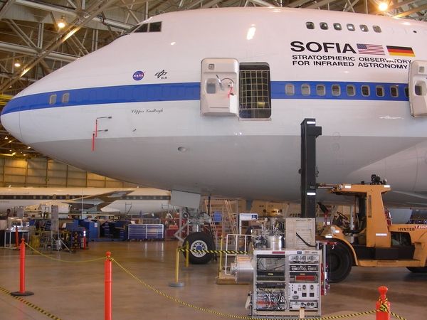 upGREAT Modul mit TransMIT-Pulsrohrkühler (im Vordergrund) vor dem Einbau in das SOFIA-Flugzeug 